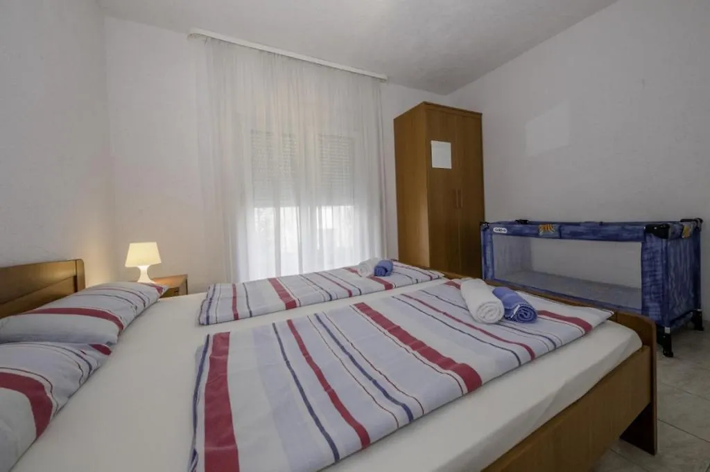 Apartment In Lopar With Terrace, Air Conditioning, Wifi, Dishwasher